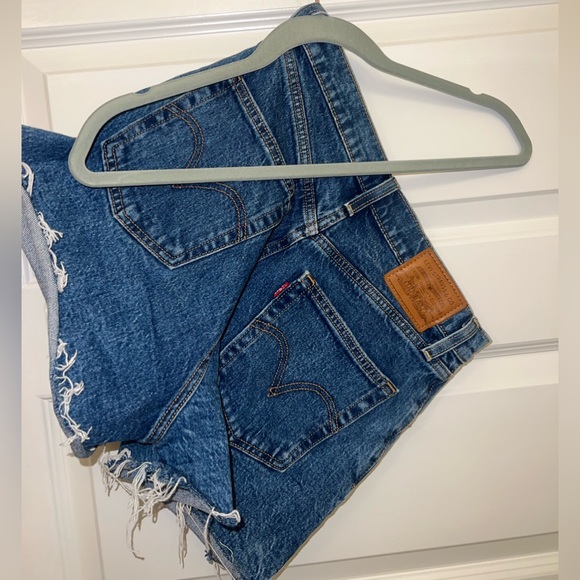 Levi’s Ribcage Shorts - Picture 2 of 3